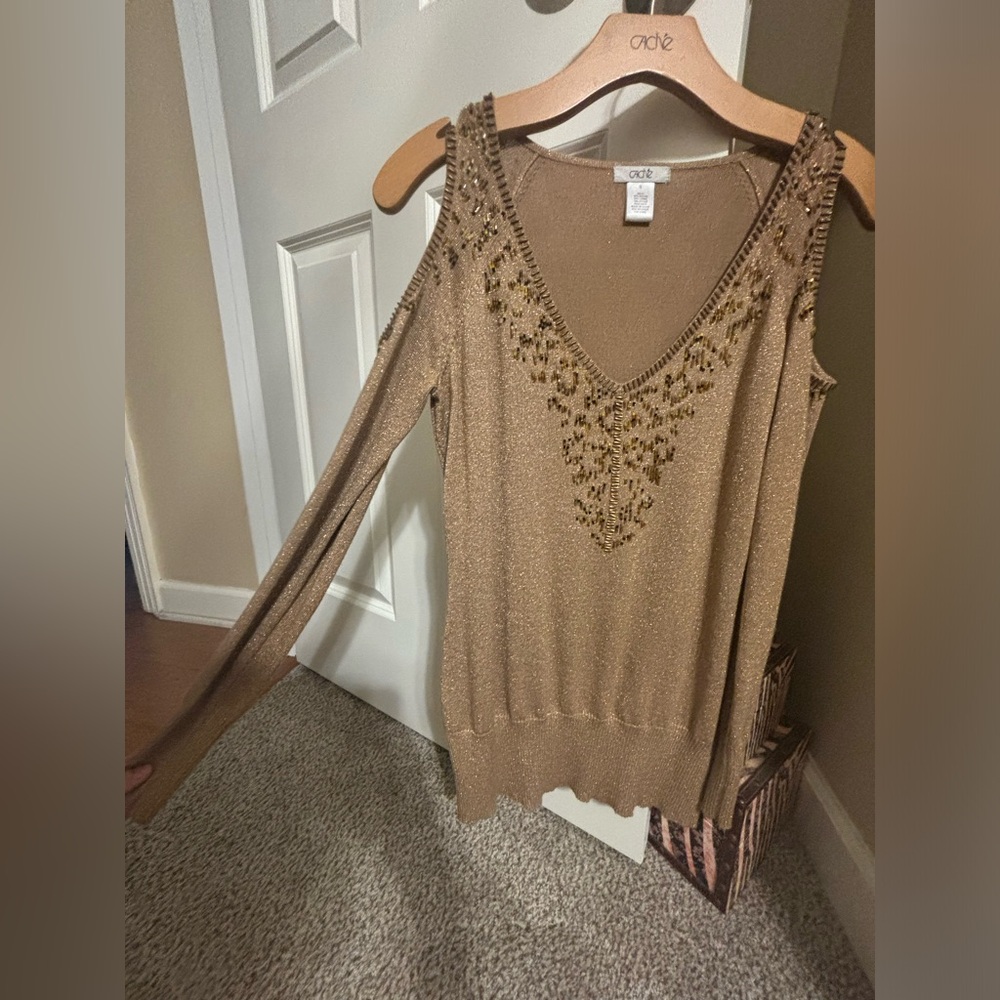 Long sleeve cache with cut out shoulders